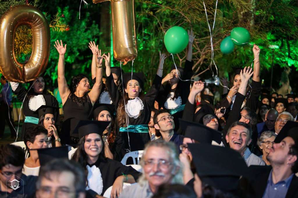 Na crise, fazer faculdade nem sempre é a melhor opção. Entenda