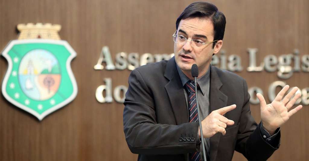 URGENTE / Oposição na AL protocola pedido de Impeachment do governador Camilo Santana (PT)