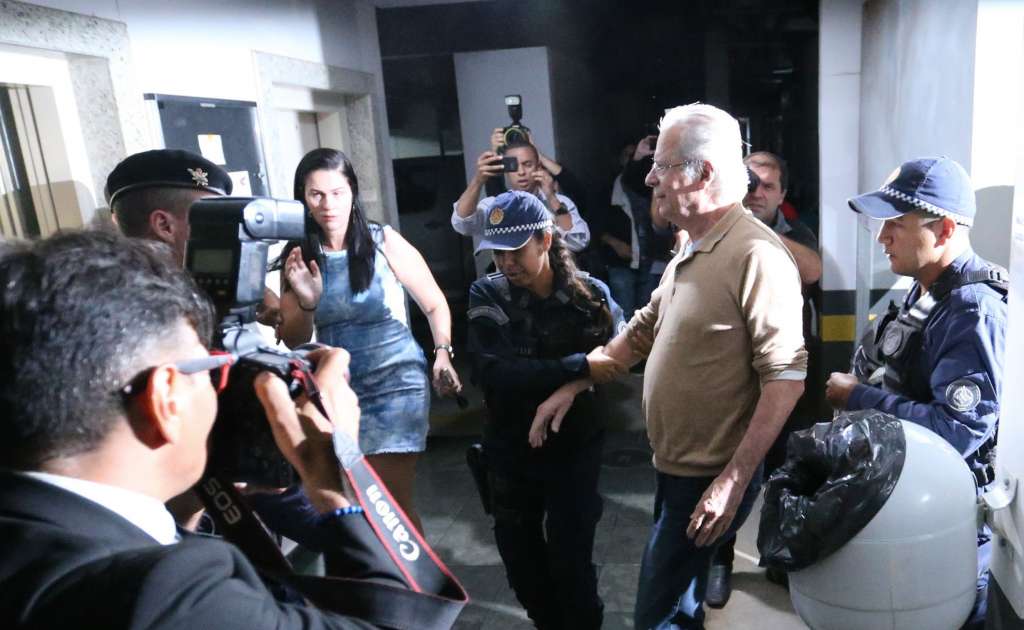 Dirceu é recebido em sua casa em Brasília com socos e chigamentos