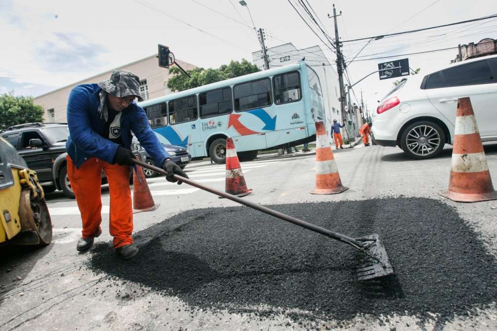 O que é pior, cair no buraco ou passar por cima do recapeamento de baixa qualidade?
