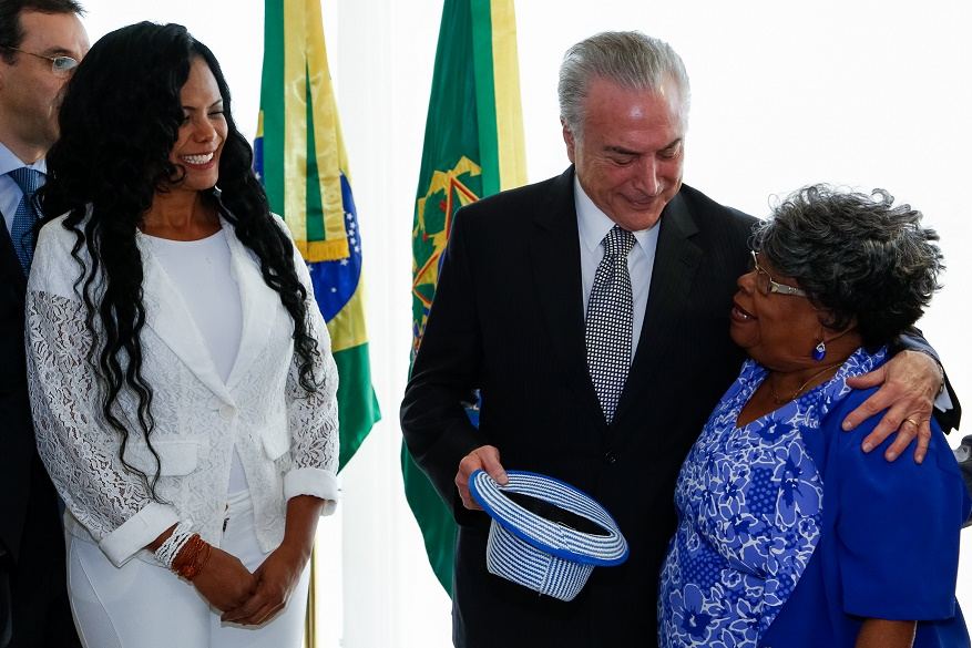 Crise e rombo nas contas públicas e Temer promete R$ 13 milhões a escolas de samba do RJ