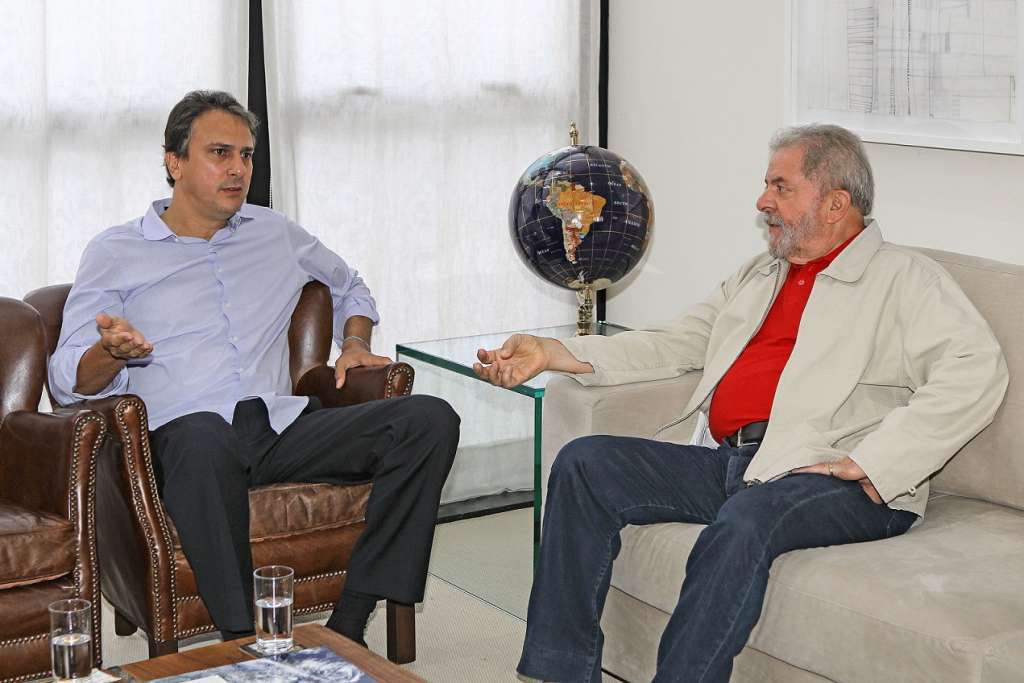 Em crise, governo do Estado é denunciado por financiar despesas com Lula ao Ceará