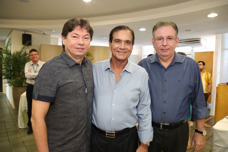 Beto Studart arma festão surpresa para brindar amigos