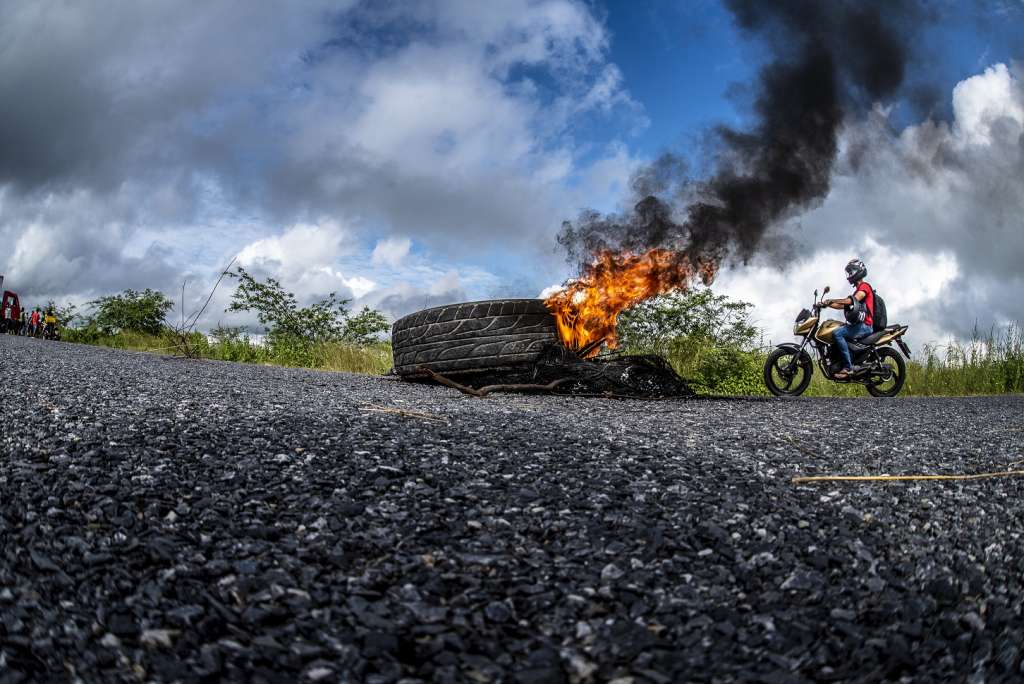Sem negociação, caminhoneiros seguem protestando nas rodovias do Ceará