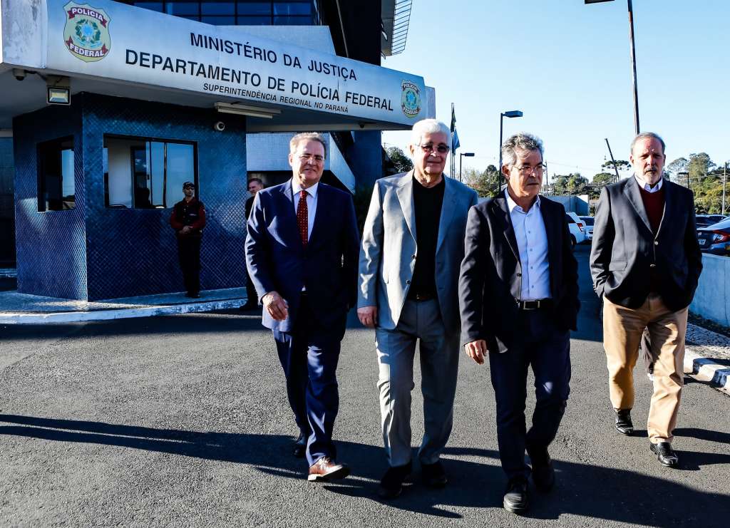 Eleições / Mesmo preso, Lula opera esquema de distribuição de dinheiro para aliados