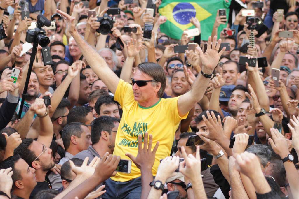 Eleições / A 16 horas das eleições Bolsonaro (PSL) atinge 42,6% dos votos válidos e o petista Haddad cai para 27,8%.