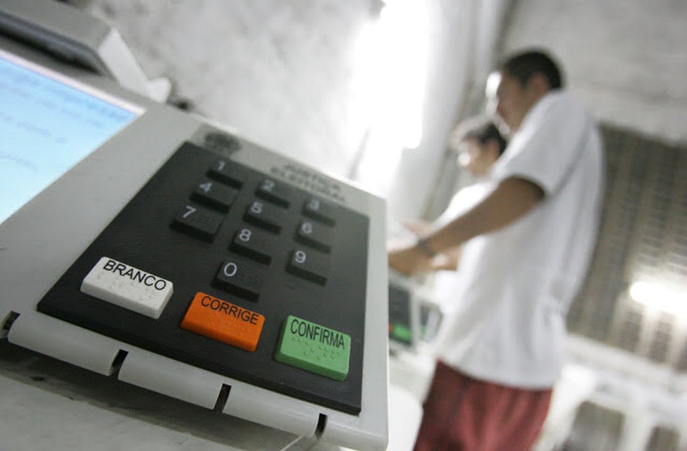 Eleições / 2,4 mil urnas foram substituídas por falhas no 1º turno das eleições por falha
