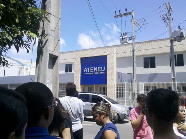 Insegurança / Bandidos armados invadem Universidade em Fortaleza e fazem arrastão