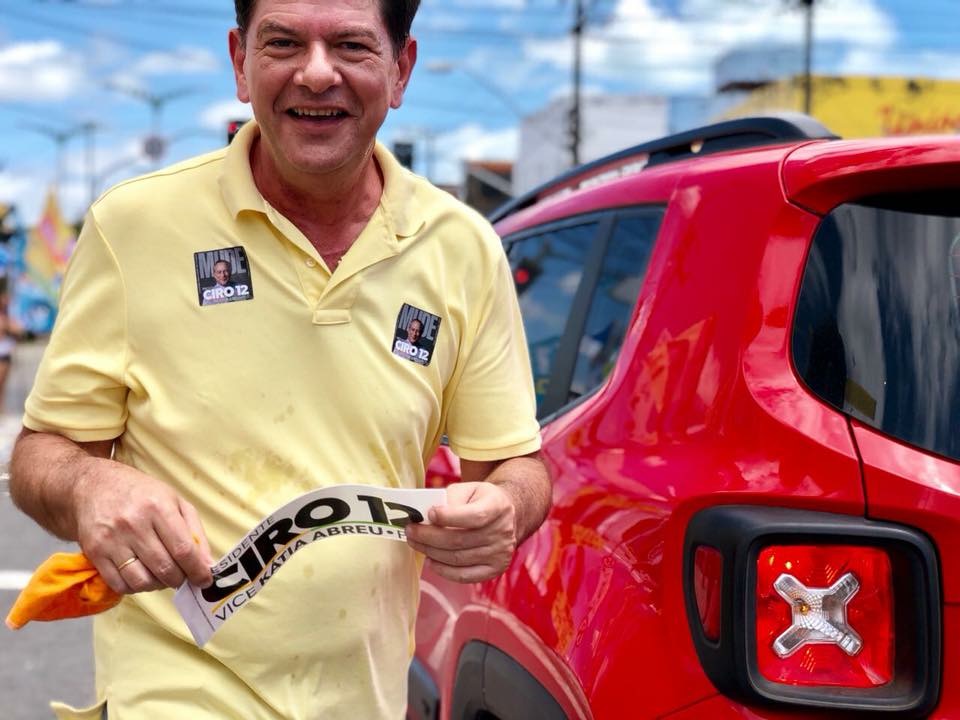 Eleições / MP-CE denuncia Cid Gomes por compra de helicópteros sem licitação