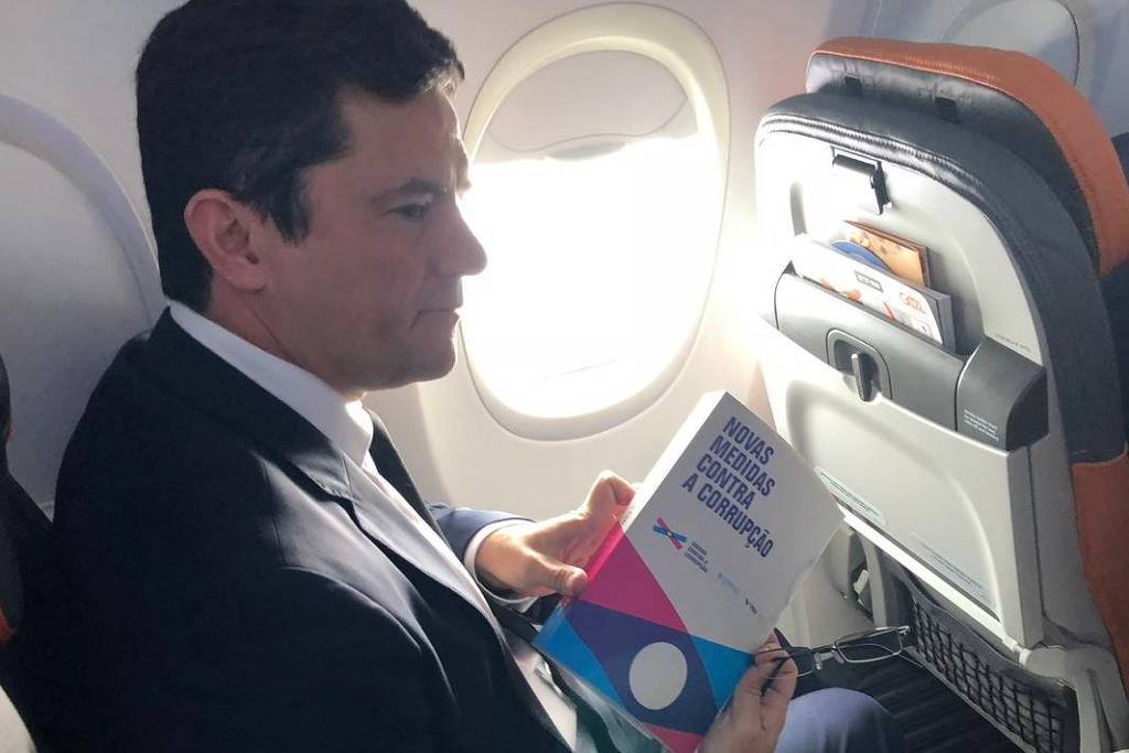 Juiz Sérgio Moro embarca para conversa com Jair Bolsonaro no RJ