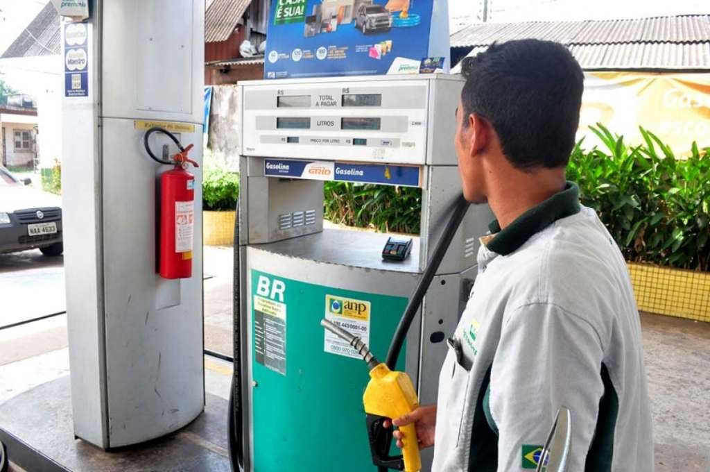 Alta / Apesar do 17º corte na alta da gasolina Postos resistem e não reduzem o preço final nas bombas