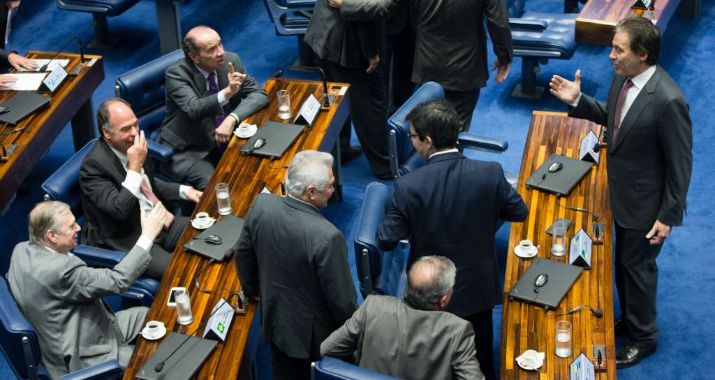 Juiz determina suspensão do auxílio-moradia para políticos reeleitos
