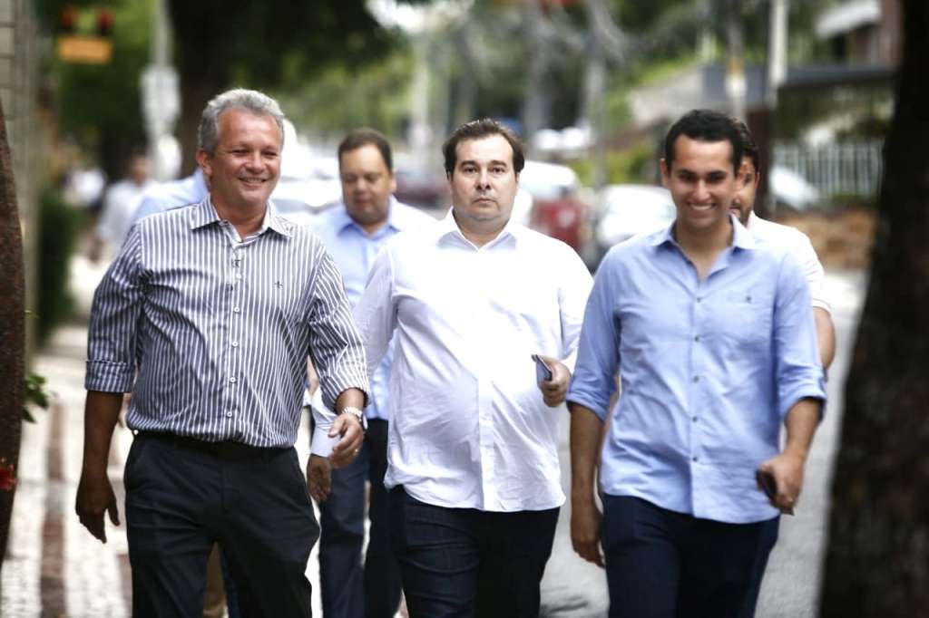 Após 12 dias de ataques, Camilo Santana (PT) faz campanha para Maia no CE