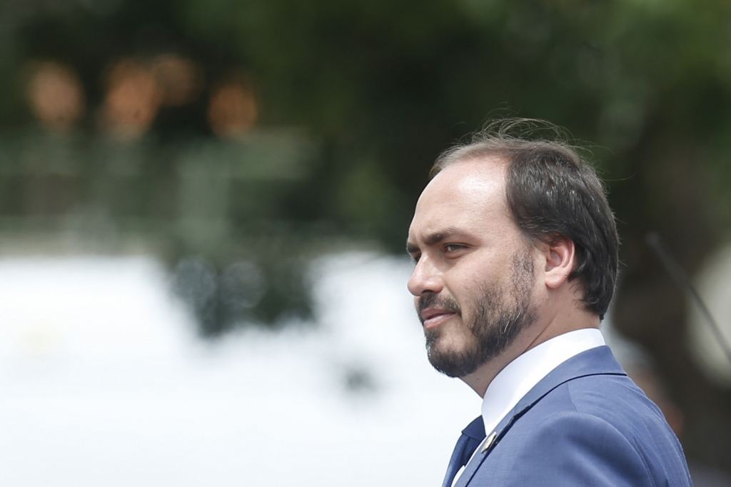 Generais pedem menos interferência de filhos de Bolsonaro no governo