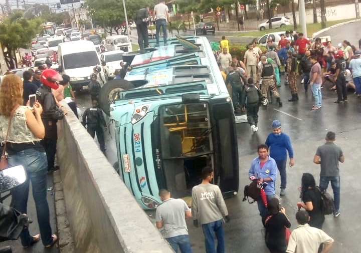 Ônibus tomba e deixa 27 feridos no Cocó