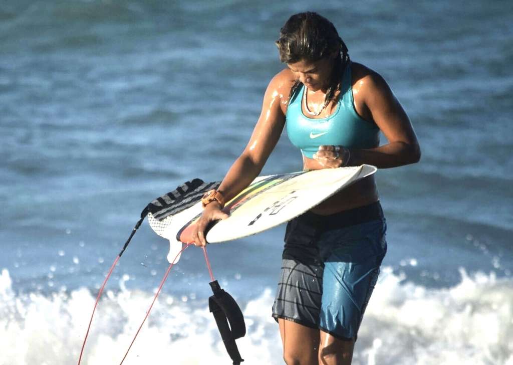 Atual campeã cearense de surf morre após ser atingida por um raio enquanto surfava
