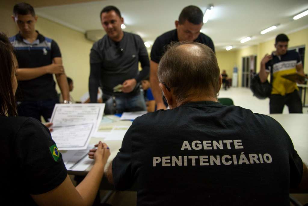 Preso abre conta, aplica golpe pelo celular e mostra fragilidade de pente fino em presídios