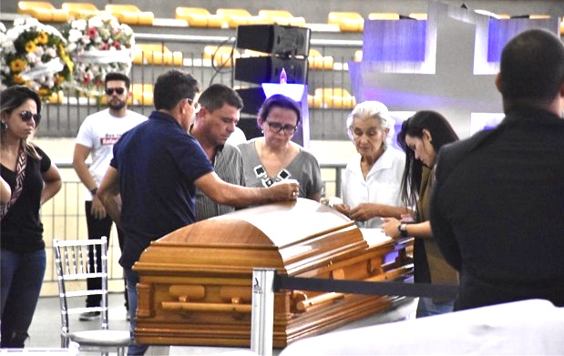Corpo do cantor Gabriel Diniz é sepultado na Paraíba