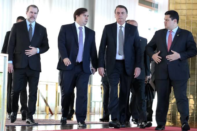 Bolsonaro muda de estratégia e fecha acordo com STF, Câmara e Senado