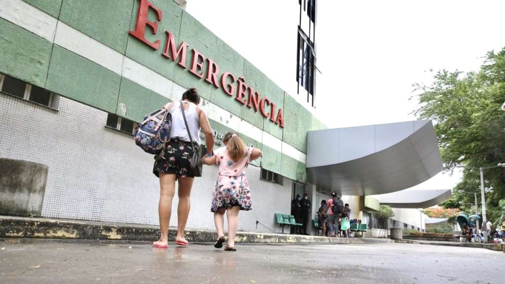 Governo e Prefeitura descumprem decisão judicial que obriga disponibilidade de leitos em hospitais