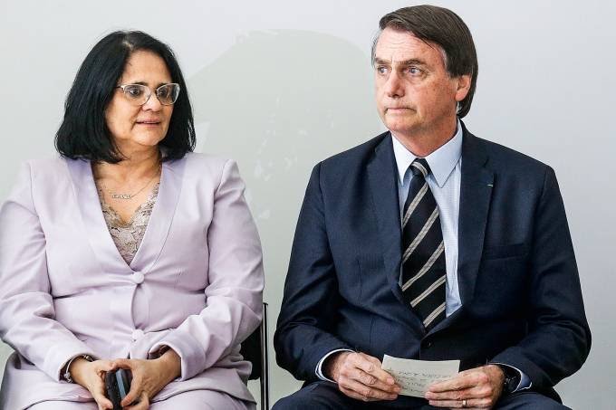 Ministra Damares Alves nega saída do governo Bolsonaro