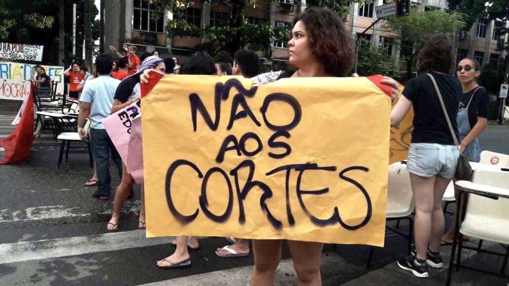Estudantes da UFC protestam em Fortaleza contra bloqueio na Educação