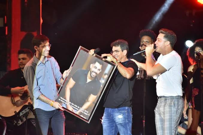 Wesley Safadão interrompe show e homenageia Gabriel Diniz no Recife