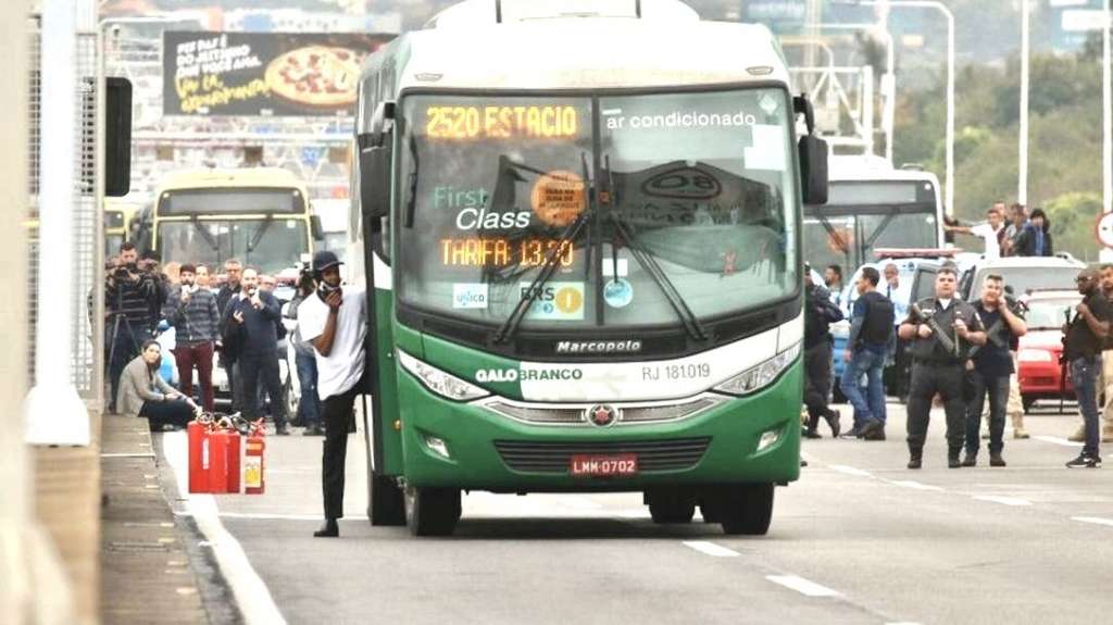 Criminoso sequestra ônibus, faz 37 reféns e acaba morto por sniper no Rio
