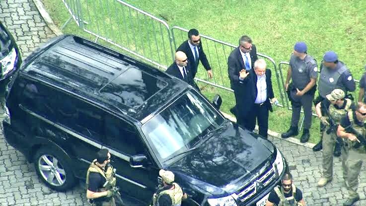 Justiça determina transferência imediata de Lula para presídio, STF barra