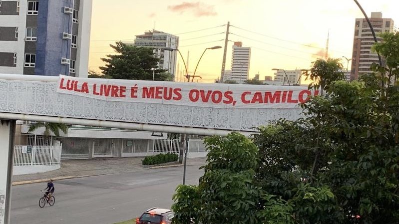 Manifestantes protestam com faixa: “Lula Livre é meus ovos, Camilo”