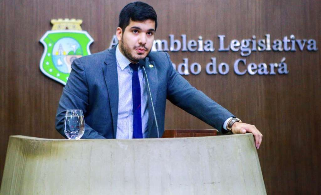 Por unanimidade, TRE-CE absolve deputado estadual André Fernandes (PSL) acusado de abuso religioso