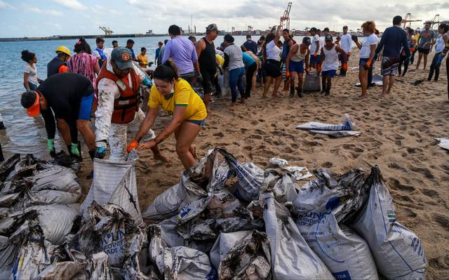 Exército brasileiro inicia limpeza de óleo vazado nas praias do litoral do nordeste