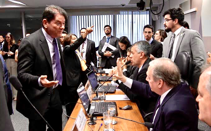 Tasso e Cid votam unidos contra o governo e a favor do aumento do fundo eleitoral, Girão é contra o aumento