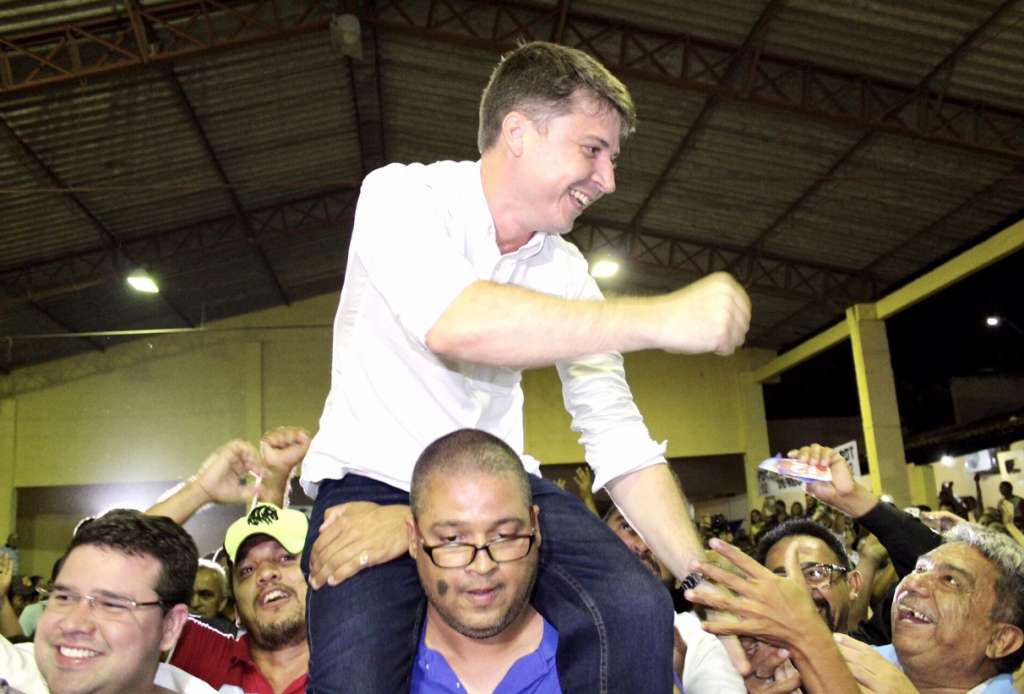 Prefeito de Aracoiba troca socos com eleitor  em audiência pública