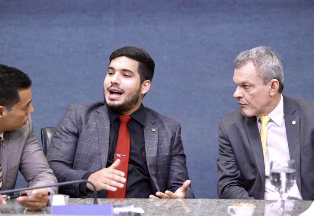 Deputado André Fernandes (PSL) pede vistas, vota a favor de PMs na CCJ e contra PEC do governo