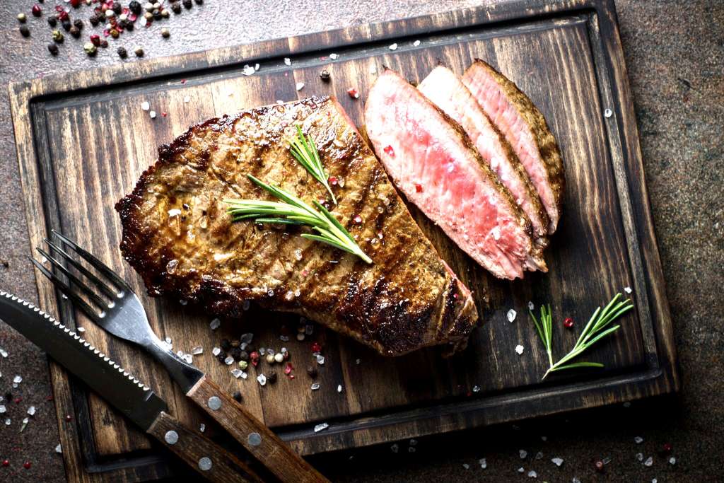 Preço da carne volta a cair no Brasil e inflação tem menor taxa para fevereiro em 20 anos