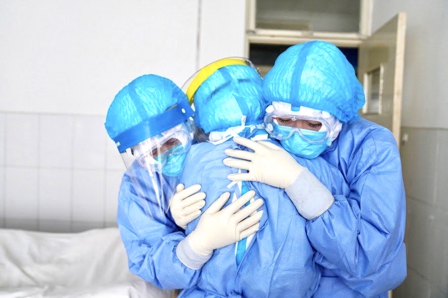 Brasileiros batem palmas para médicos durante surto do coronavírus no Brasil