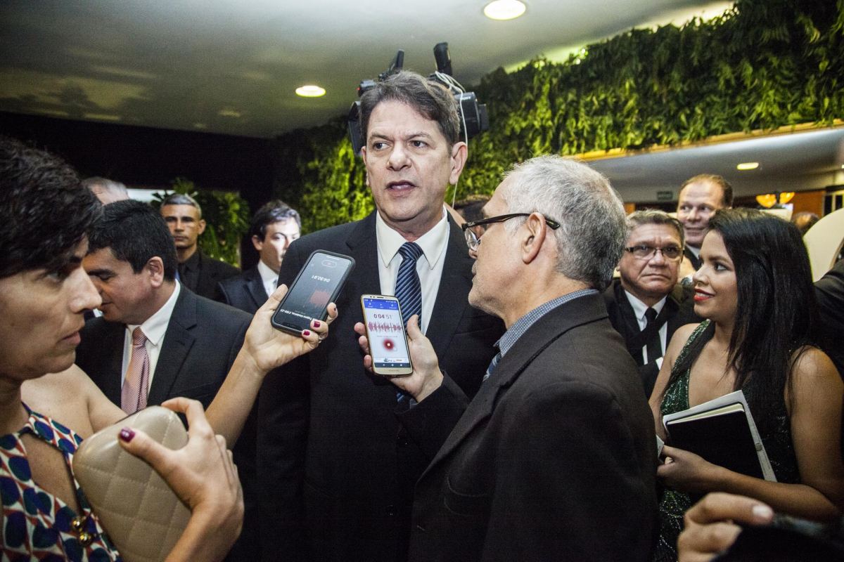 Senador Cid Gomes se licencia pela 2ª vez, Júlio Ventura deve assumir vaga no Senado
