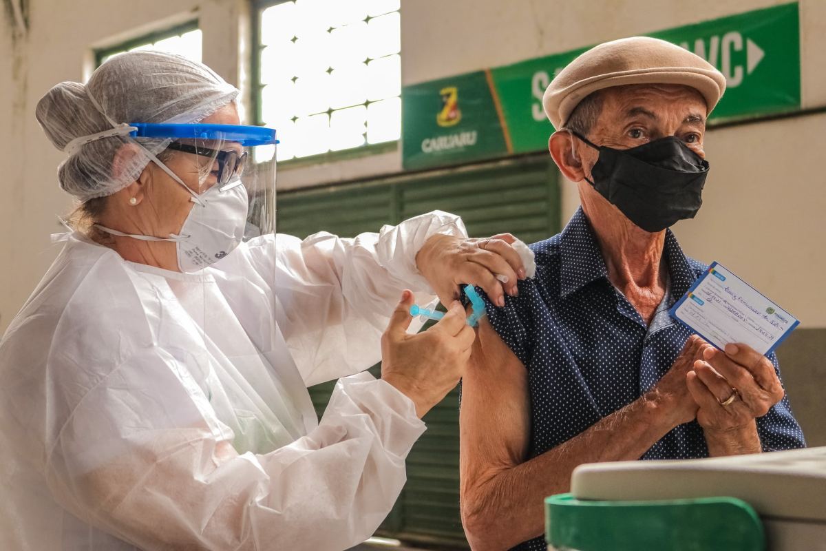 Ceará recebe mais 80 mil doses da vacina de Oxford enviadas pelo Ministério da Saúde