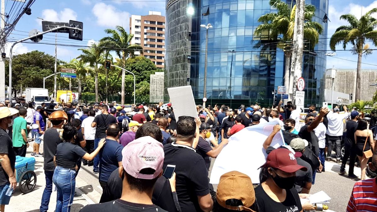 Pandemia: Empresários, músicos e comerciantes protestam contra decreto