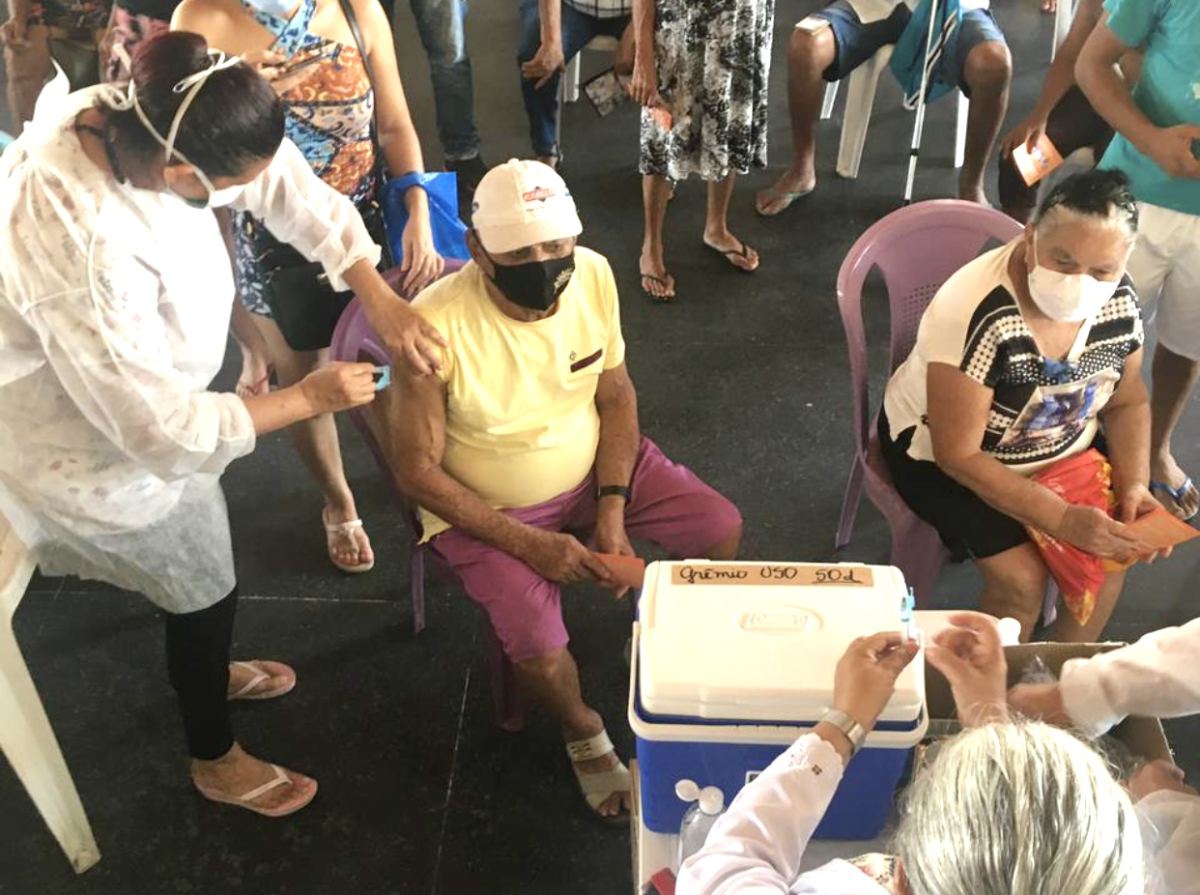 Vacinação: Aglomeração, cansaço e longas filas marcam vacinação em Caucaia