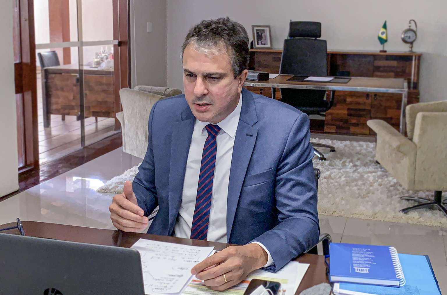 Camilo Santana volta a criticar Bolsonaro e alfineta senador Eduardo Girão