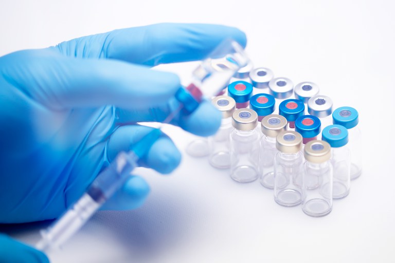 Mistura de doses da Pfizer e AstraZeneca aponta resultado positivo, diz estudo