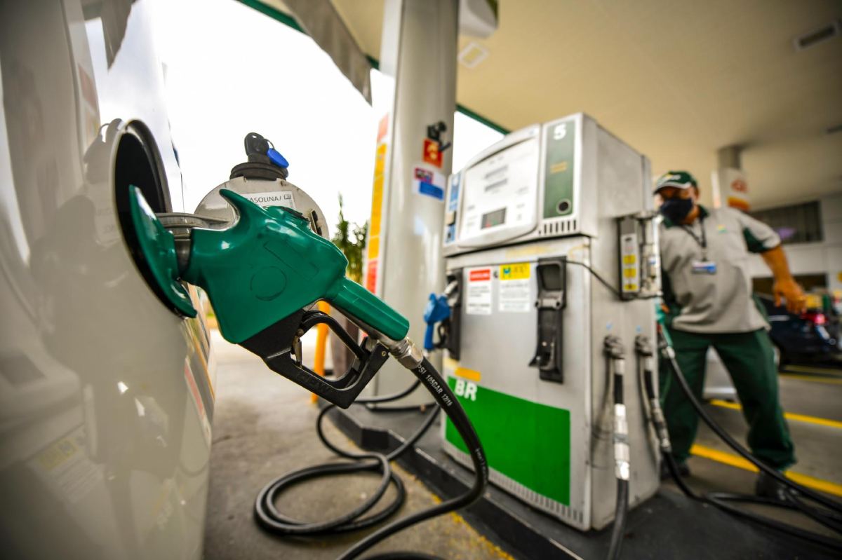 Decon-Ce fiscaliza e notifica 10 postos de combustíveis por venda de preço abusivo na capital