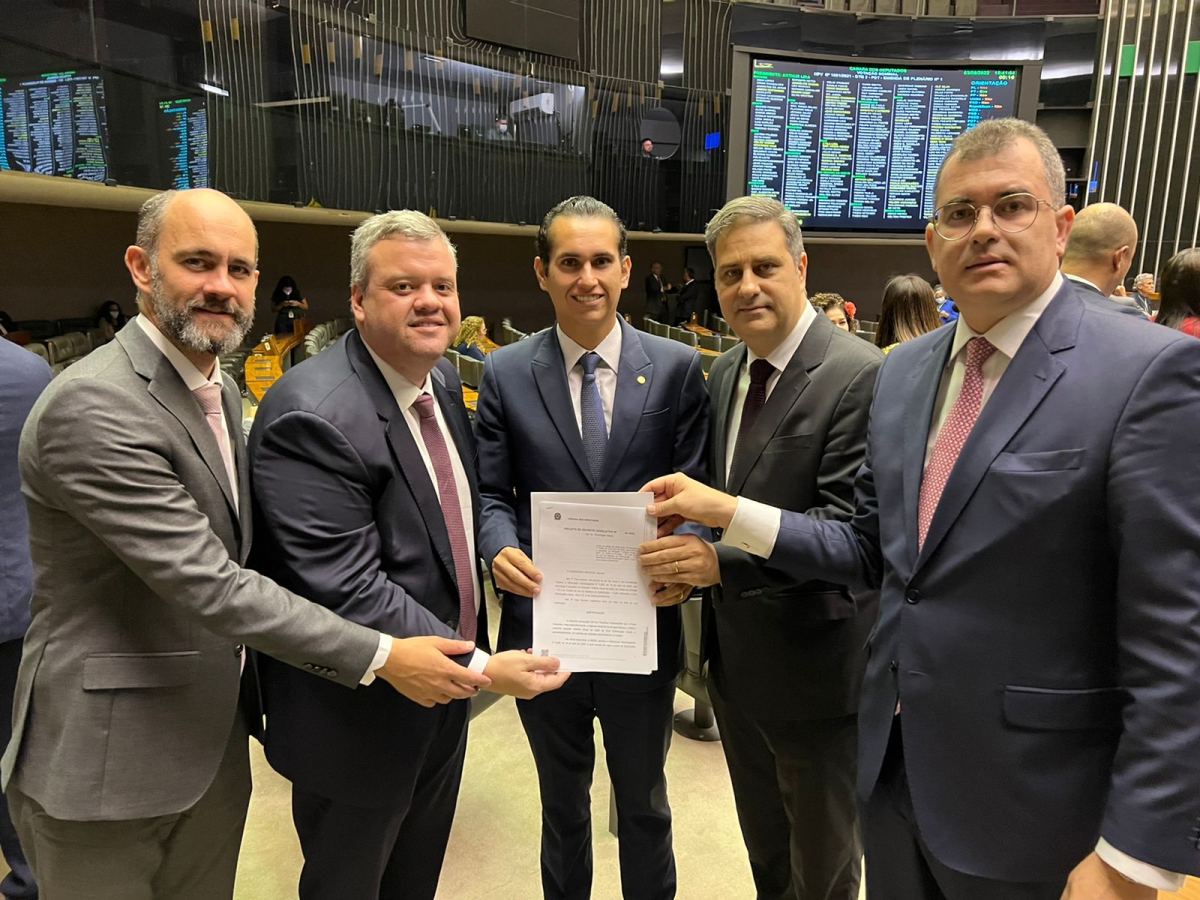 Advogados integram comitiva em audiência entre OAB-CE e deputado federal Domingos Neto para barrar reajuste da energia