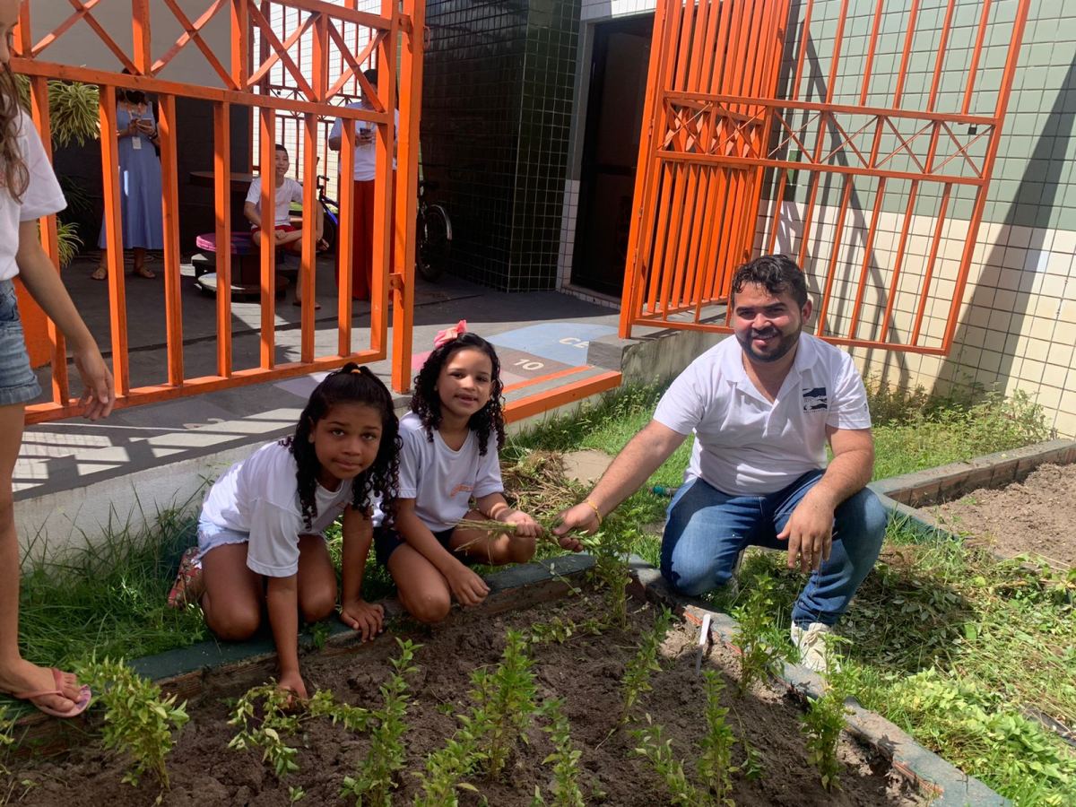 Campo Ouro Verde  juntamente com o Supermercado Pinheiro, incentiva crianças para o plantio de hortaliças em projeto social na Paupina