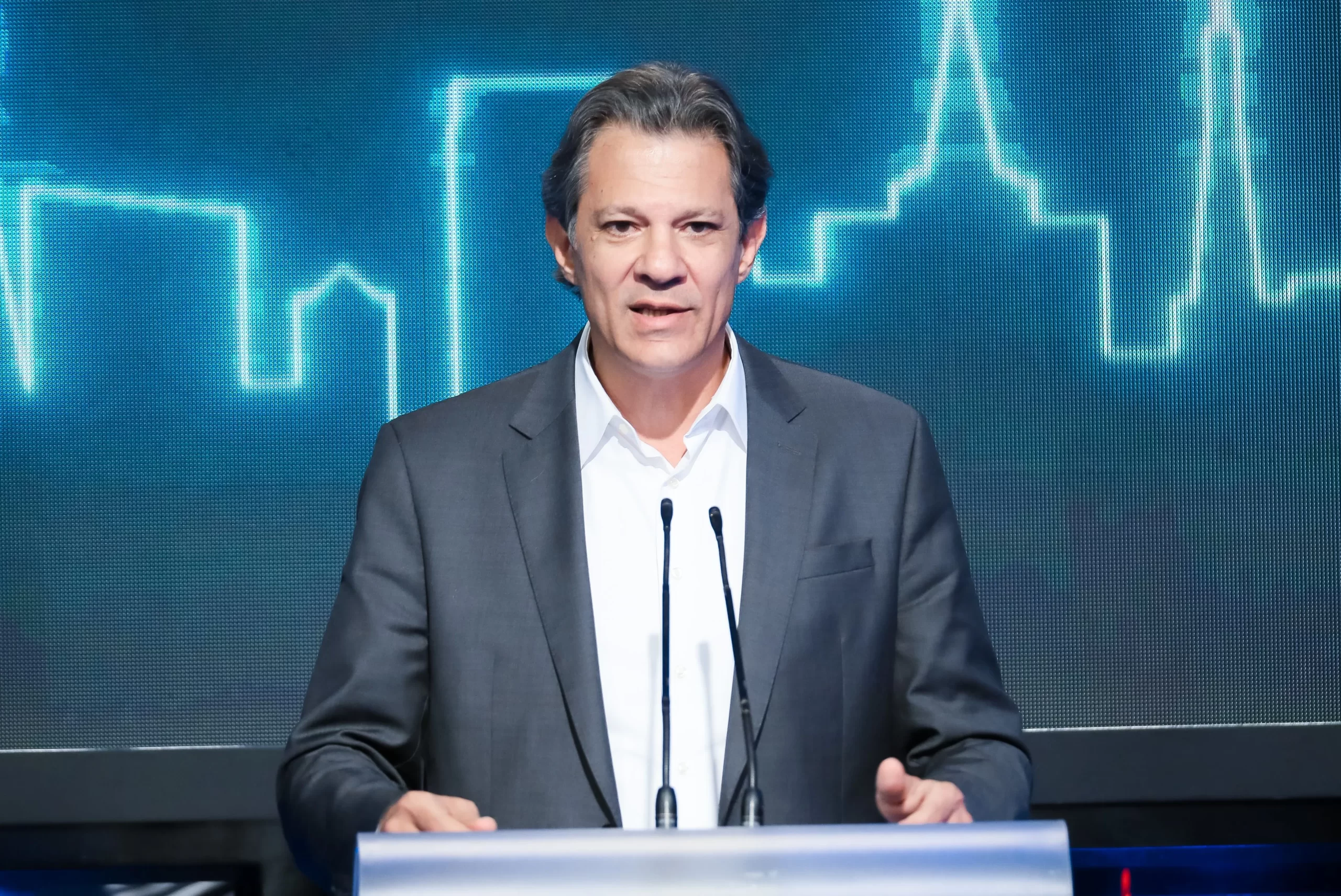 Juros ampliam alta e dólar dispara após anúncio de Haddad no ministério da Fazenda