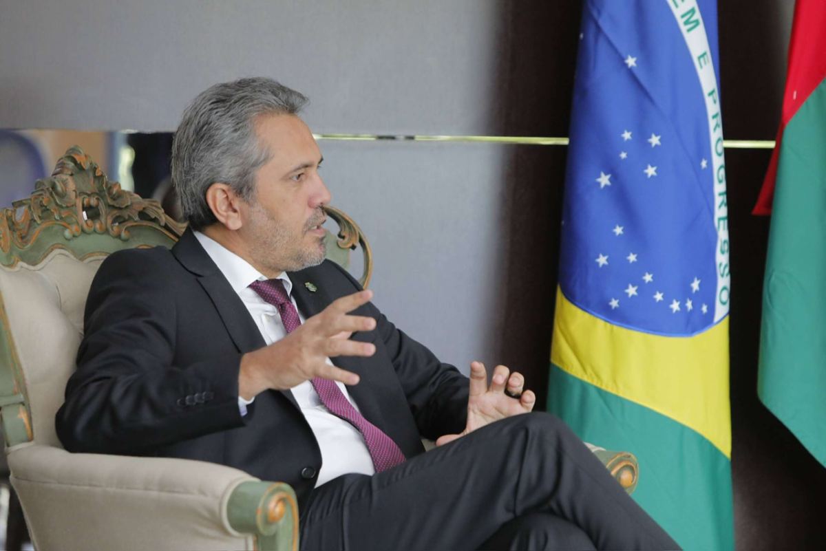 Elmano propõe reposição salarial de 5,8% e gera revolta entre servidores estaduais; “Uma vergonha”