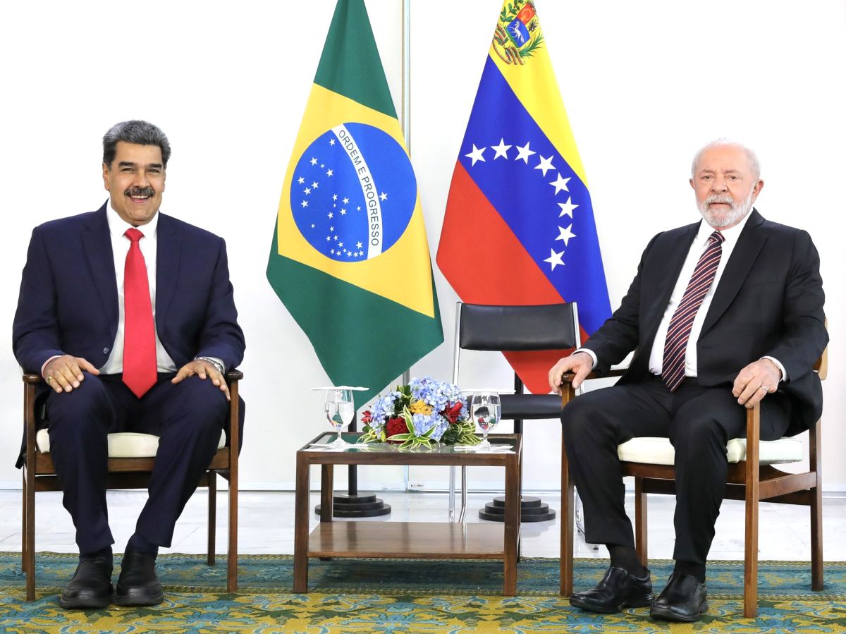 Em avião disfarçado, Maduro chega ao Brasil e é recepcionado com honras por Lula