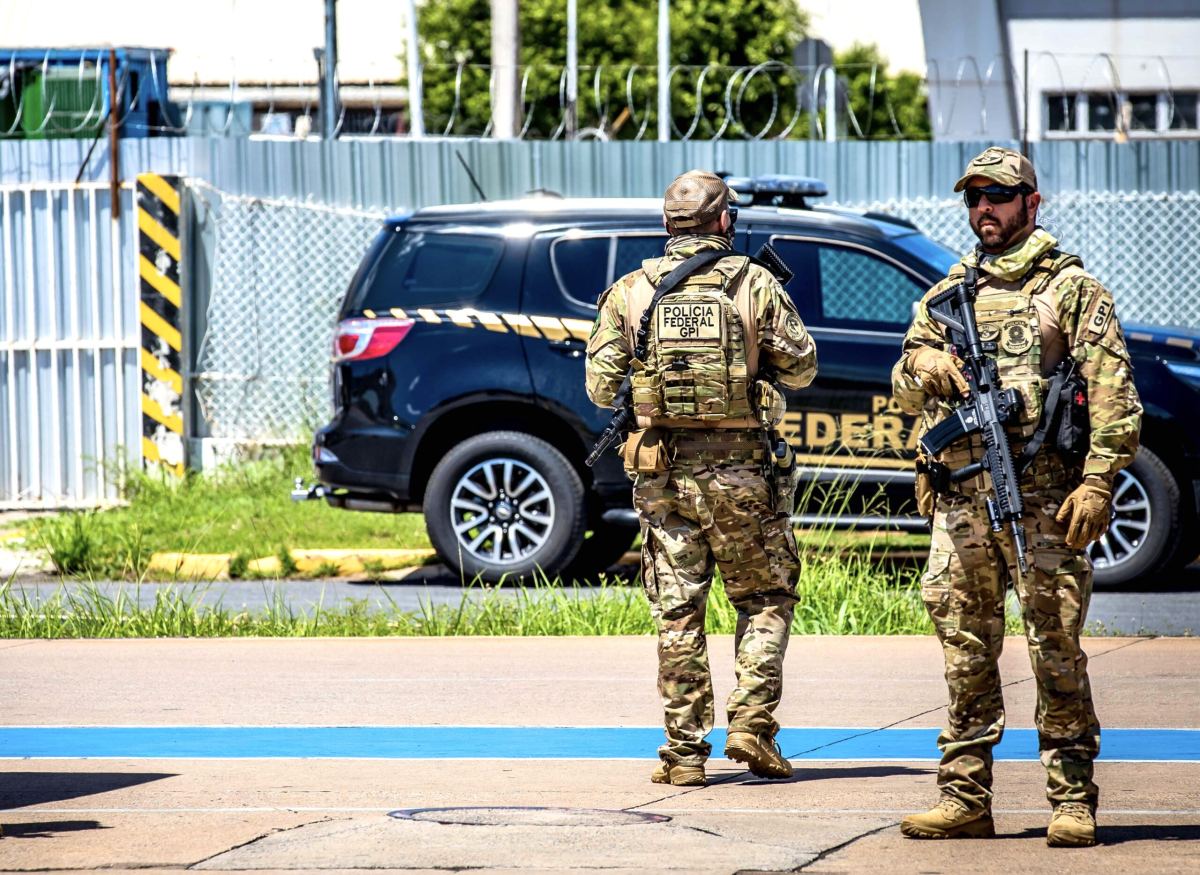 PF faz buscas na casa de Bolsonaro em Angra dos Reis; alvo é Carlos Bolsonaro